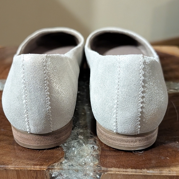 TOMS Women's Briella Ballet Flats in Silver/Light Metallic Suede sz 7.5 - Picture 10 of 15